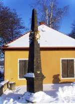Rechte Postmeilensule in Moritzburg an einem sonnigen Januartag 2009.