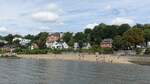 Hamburg am 9.8.2022: „Bade“strand in velgnne, sieht idyllisch aus, ist aber gefhrlich durch vorbeifahrende Groschiffe und Ebb- und Flutstrom  /