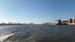 Hamburg am 12.1.2014: mit dem Schiff unterwegs, Blick elbabwrts, links die Containerhfen, rechts das Kreuzfahrerterminal Altona