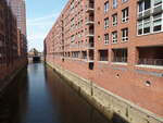 Hamburg am 15.5.2018: das Brooksfleet in der Hafencity, mit dem Blick auf die Brcke „Am Sandtorkai“ und das historischen Gebude von 1899 der Hafenpolizeiwache Nr.