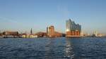 Hamburg am 26.2.2019: Blick von der Elbe auf den Eingang zur Hafencity  /