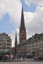 HAMBURG, 20.04.2012, Blick vom Rathausmarkt in die Mnckebergstrae mit den Trmen von Petrikirche (vorne) und Jakobikirche