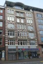 Hamburg am 23.1.2022: das 1911 erbaute Kontorhaus „Wattyhaus“ (seit 1992 Speersorthaus) am „Speersort 6“ im Stadtteil Hamburg-Altstadt, mit der aufflligen,