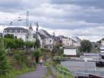 Blick auf die Rheinstrae und die Schiffsanlegen in Rdesheim am Rhein.