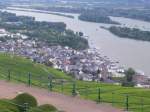 Blick vom Niederwalddenkmal auf Rdesheim am Rhein.