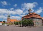 Rathaus und St-Marien-Kirche in Boizenburg, einer Kleinstadt im Mecklenburg-Vorpommern.