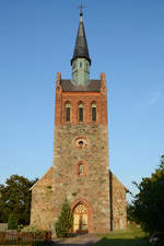 Die abendliche Sonne scheint auf die Evangelische Dorfkirche in Vlschow (August 2013)