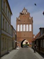 Grimmen, Stralsunder Tor, erbaut 1320 mit zinnenbekrnten Staffelgiebel (22.05.2012)