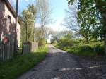 Die Dorfstrae in Woldenitz mit dem typischen Kopfsteinpflaster ist gut fr die Stodmpfer am Auto.Aufnahme am 10.Mai 2015.