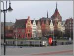Rostock - Stadthafen mit Gibelsilouette der Wokrenter Str., das Haus mit dem rot-weien Gibel beherbegt die bekannte Hafenarbeiter und Seefahrerkneipe  Zur Kogge 