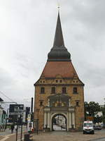Das Steintor stadtseitig in Rostock mit den Symbolen (Greif) der Stadt  am 27.