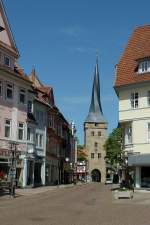 Duderstadt, Blick zum Westerturm, das letzte noch bestehende Stadttor, wurde 1506 vollendet und ist mit dem gedrehten Turmhelm Wahrzeichen der Stadt, Mai 2012