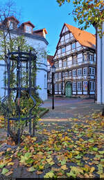 Herbstlaub vor dem 1560 erbauten Brgerhus an der Ecke Kupferschmiedestrae/Wendenstrae in Hameln.
