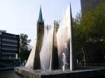 Ein moderner Brunnen auf dem  Platz der deutschen Einheit  in Dsseldorf, 28.