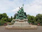 Die Monumentalskulptur  Vater Rhein und seine Tchter  vor dem Stndehaus (Eingangsbereich zur Kunstsammlung K21)  wurde um 1897 errichtet, gesehen am 28.