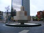 Ein moderner Brunnen am Averdunkplatz in Duisburg am 6.