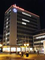 Die Sparkasse an der Knigstrae in Duisburg am Abend des 6.