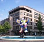 Auf der K in Duisburg sieht man schon von weitem ,den 1991 - 1993 aus Polyester mit Teflonfarbbeschichtung errichteten 7,20 m hohen  Lifesaver -Brunnen von Niki de Saint Phalle.