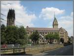 Das Rathaus von Duisburg, links daneben der Turm der Salvatorkirche.