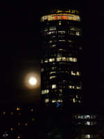 Der Mond geht hinter dem Hochhaus KlnTriangle auf.