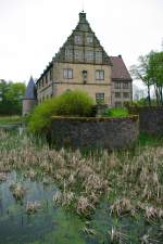 Steinheim, Schloss Thienhausen, zweiflgliches Wasserschlo im Stil der Weserrenaissance, erbaut 1609 durch Tnnis Wolf von Haxthausen (12.05.2010)