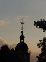 Das  Krnchen  der Stadt SIEGEN kurz vor Sonnenuntergang am 10.9.2015,eine geschmiedete und vergoldete Krone mit ber 2m Durchmesser auf der Turmspitze der NIKOLAIKIRCHE,die mit ihrem