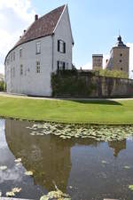 STEINFURT, Ortsteil Burgsteinfurt (Kreis Steinfurt), 13.05.2017, Blick auf einen Teil des frstlichen Schlosses; hierbei handelt es sich um die lteste Wasserburganlage Westfalens, die auf