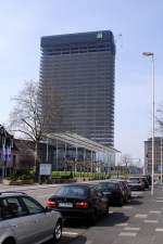 Der Abriss des Bayer-Hochhauses in Leverkusen hat begonnen! Das Bild zeigt das bereits entkernte, 122 Meter und 31 Stockwerke hohe Gebude, kurz nach Beginn des Rckbaus.
