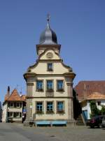 Leistadt, Altes Rathaus, erbaut 1750, sptbarocker Putzbau mit Glockenturm (08.06.2014)
