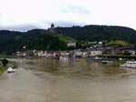 Blick auf die Stadt, die leicht berflutete Mosel und die Reichsburg in Cochem.