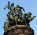 Bronzene Panther-Quadriga (Viergespann) mit Dionysos und Ariadne hochoben ber dem Portal der Semperoper (Schsische Staatsoper); sie wurde von Johannes Schilling geschaffen; Dresden, 29.10.2007  
