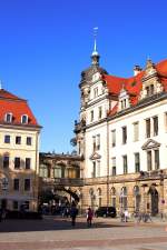 Diese Brcke, erbaut im neobarocken Stil, entstand, genauso wie der rechts zu sehende Sdflgel des Dresdener Residenzschlosses, um 1900 beim groen Schloumbau und verbindet denselben mit dem