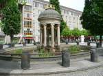 Dresden - der artesische Brunnen am Antonplatz in der Neustadt besteht aus 2 Teilen: einem Trinkbrunnen (ohne Trinkwasserqualitt) und einem kleinen tempelartigen Rundbau mit Fontne (etwa