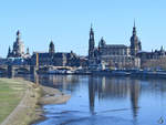 Blick ber die Elbe auf die Altstadt von Dresden.