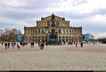 Sehr bekannt: Die Semperoper, Opernhaus der Schsischen Staatsoper Dresden, mit dem Knig-Johann-Denkmal im Vordergrund.