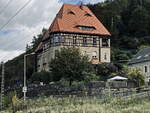 Historisches Haus in Knigsstein direkt an der Bahnstrecke, besucht am 15.