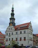 Pirna an der Elbe, das aus dem 16.Jahrhundert stammende Rathaus der knapp 40.000 Einwohner zhlenden Stadt am Eingang zur Schsischen Schweiz, Okt.