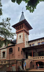 Halles Trme:  Aufwndig und mhselig saniert wurde in den vergangenen Jahren das Peinitzhaus in Halle (Saale), von dessen Turm Rapunzel ihr Haar herunterlsst.