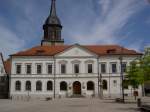Haldensleben, klassizistisches Rathaus, erbaut von 1701 bis 1703, Umbau von 1815 bis 1823, Brdekreis (08.07.2012)