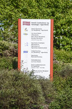 Schild mit den Namen der dnischen Einrichtungen am Hans-Christian-Andersen-Weg in Eckernfrde.