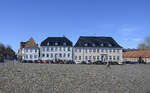 Der zwei Hektar groe Paradeplatz wurde ehemals als Mittelpunkt der Festung Rendsburg angelegt und entstand im Zuge der Grndung des Stadtteils Neuwerk.