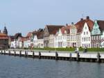 Blick auf die Strae Am Hafen, sie gilt als die bedeutendste Uferstrae Norddeutschlands und die gesamte Huserzeile steht unter Denkmalschutz; Glckstadt, 26.04.2009  