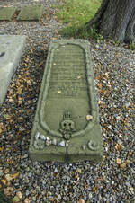 Liegender Grabstein auf dem Jdischen Friedhof in Glckstadt an der Elbe.