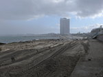 Nach den Winterstrmen muss der Strand neu hergerichtet werden; im Hintergrund das Maritim-Hotel; Lbeck-Travemnde, 03.03.2010 bei Schneesturm  