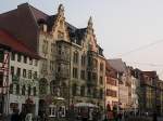 Im Mai 2006.Eine historische Huserfassade schmckt die Altstadt von Erfurt in der Dmmerung.