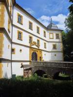 Schloss Marisfeld, erbaut von 1663 bis 1665, Trme mit welschen Hauben, heute   Kinderheim, Kreis Hildburghausen (10.06.2012)