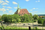 Vom Petersberg in Erfurt hat man einen guten Blick auf die vom Grn umsumte Kirche St.