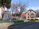 Haleben, Kriegerdenkmal und Fachwerkhaus in der Kirchgasse (07.04.2023)