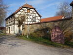 Schlovippach, Fachwerkhaus und Wappenstein in der Marktstrae (07.04.2023)