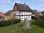 Rambach, Kriegerdenkmal und Fachwerkhaus in der Dorfstrae (17.03.2024)